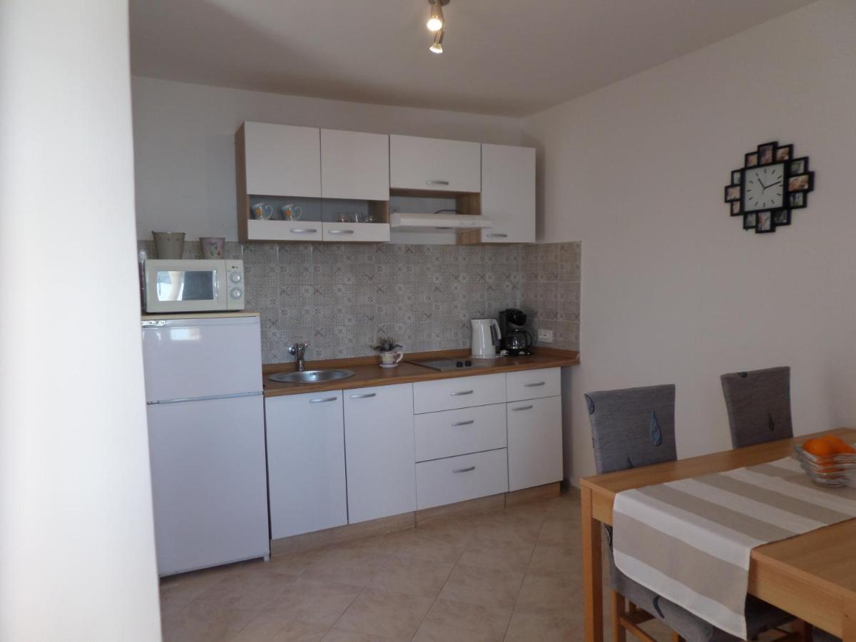 Apartmani Mirko Ljubac Ražanac Exteriör bild