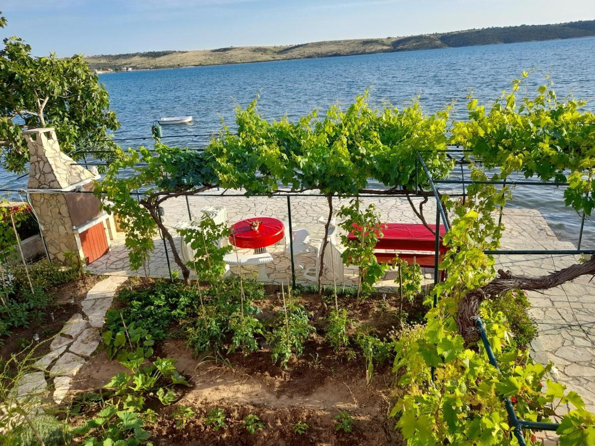 Apartmani Mirko Ljubac Ražanac Exteriör bild