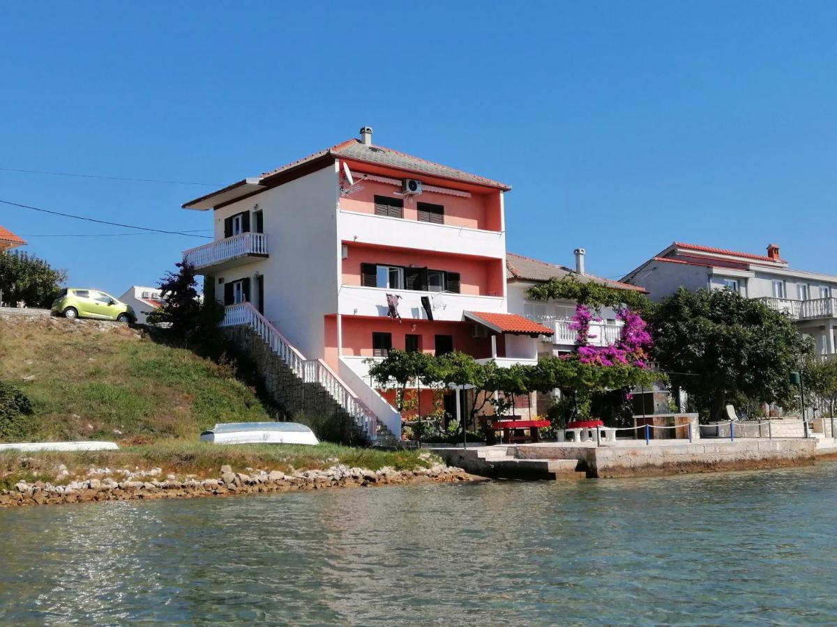 Apartmani Mirko Ljubac Ražanac Exteriör bild